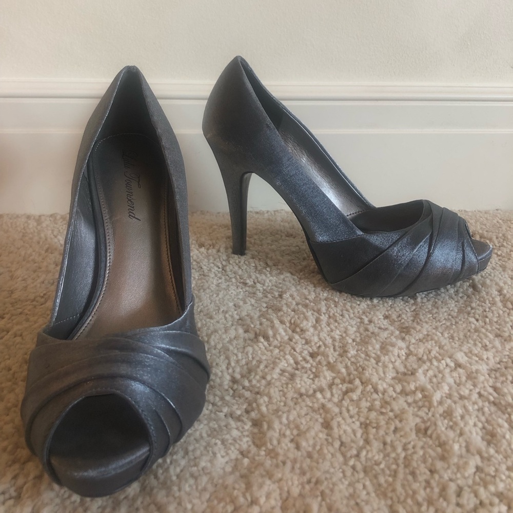 Metallic silver pumps